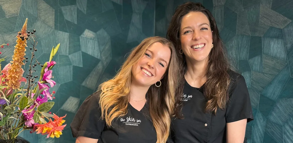 Demi en Charell lachen samen op werk
